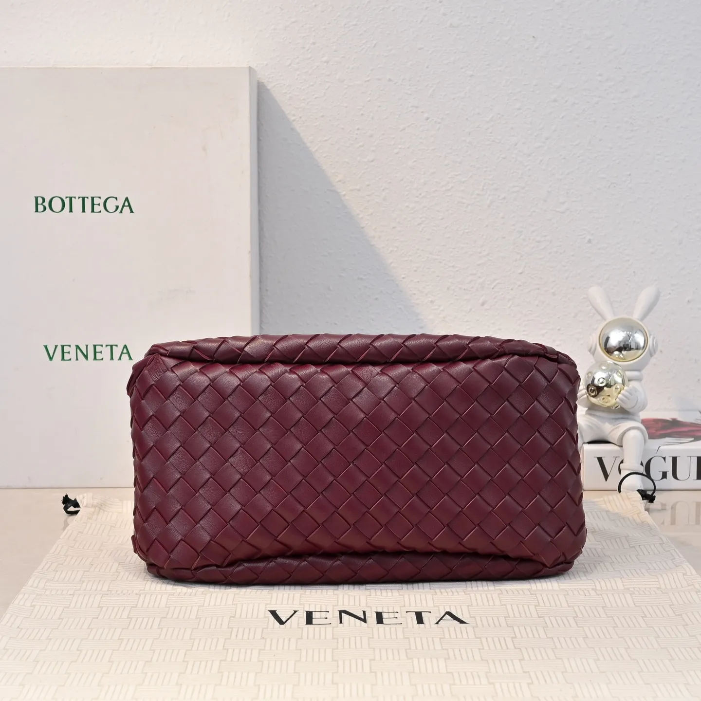 Batch 2160 new products are coming! BOTTEGA VENETA Bottega Veneta's 2025 new Campana shoulder bag is on the market~ First of all, I would like to praise the weight of this bag. As a not too small bag, it is very light for daily use. For people like me who need to carry a lot of belongings when going out, this advantage is great, and it greatly reduces the burden of traveling. 🛍️The shape is a bit like a combination of parachute and jodie. The blunt triangle shape is cute and honest. Carrying it on your back when going shopping is a good mood accelerator. The handles and body of the bag are both classic weaves. A tie is added to the original open design. If it is not tied up, the bag will look like a small vegetable basket when carried. Style number: 4249 Size: 33*20*16.5cm